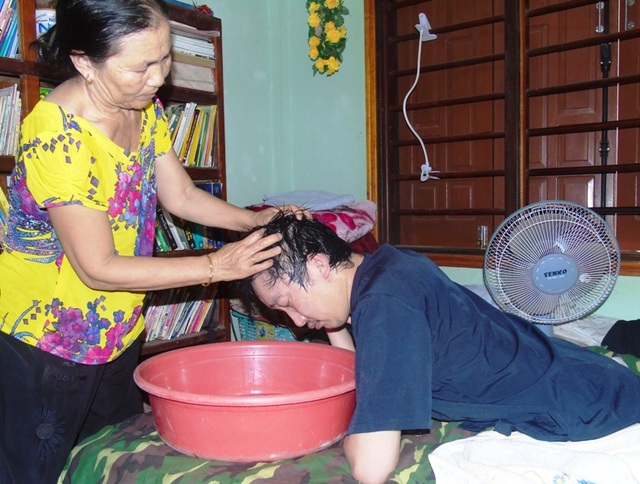 Thư viện miễn phí của chàng trai bị liệt nửa người - 1 Với Mai Tư Khoa, mẹ là người đồng hành giúp anh vượt qua mọi nghịch cảnh trong cuộc sống