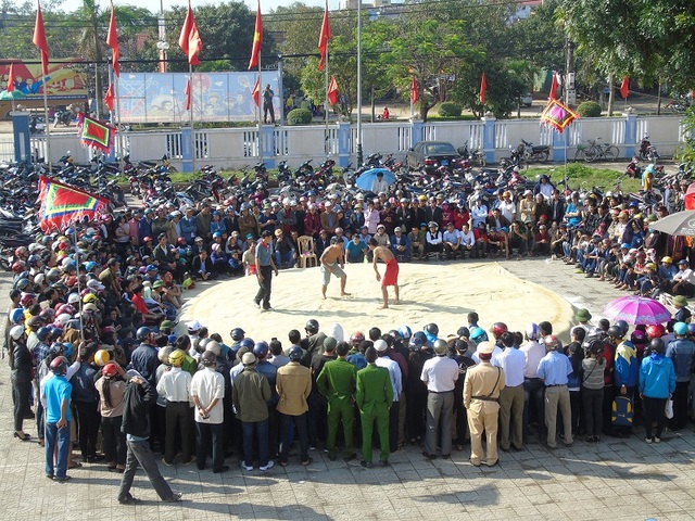 Quảng Bình: Gay cấn lễ hội vật truyền thống đầu xuân Đinh Dậu - 2 Hội vật đã thu hút được rất đông người dân đến xem và cổ vũ