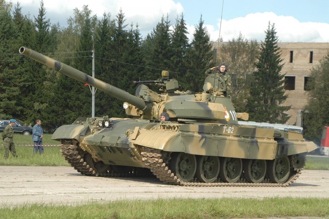 
Ra mắt năm 1961, xe tăng T-62 có pháo 115mm, có khả năng đạt tốc độ tối đa khoảng 50km/h. Mặc dù không còn biên chế T-62, Nga vẫn còn khoảng 2.500 xe tăng loại này. (Ảnh: Shutterstock)
