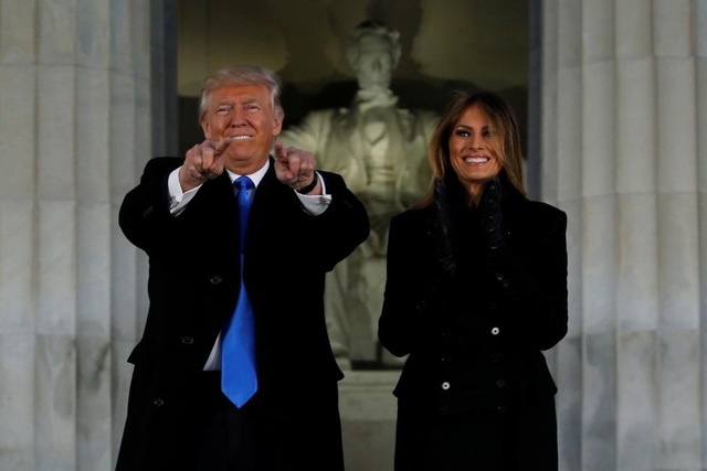 Ông Donald Trump tuyên thệ nhậm chức, trở thành tổng thống thứ 45 của Mỹ - 30
Tổng thống đắc cử Trump và phu nhân Melania tại buổi hòa nhạc diễn ra ở Đài tưởng niệm Lincoln hôm 19/1. (Ảnh: Reuters)