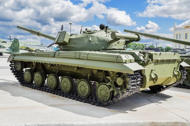 
T-64 được ra mắt vào đầu những năm 1960. T-64 có pháo 125mm, có khả năng đạt tốc độ tối đa 43-54 km/h tùy vào từng phiên bản. Xe tăng này hiện cũng không trong biên chế của quân đội Nga, nhưng Nga vẫn có khoảng 2.000 xe tăng loại này. (Ảnh: Shutterstock)
