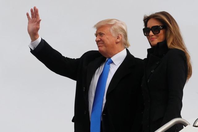 Hôm nay, tỷ phú Donald Trump nhậm chức tổng thống Mỹ - 2
Tổng thống đắc cử Donald Trump và phu nhân Melania chào người ủng hộ sau khi chuyên cơ Air Force One chở gia đình ông từ New York đáp xuống căn cứ không quân Andrew ở Washington hôm 19/1. (Ảnh: Reuters)