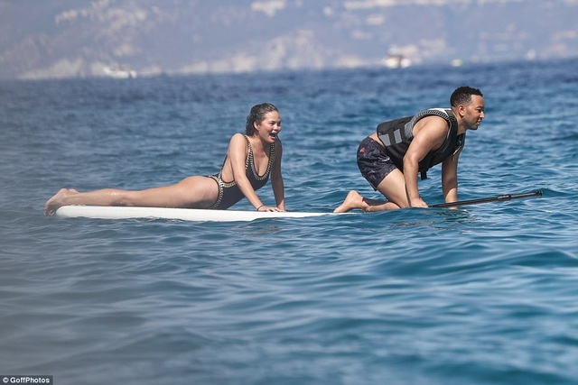 Người mẫu áo tắm khoe dáng đầy đặn - 8
Chrissy Teigen và John Legend nổi tiếng là hình mẫu gia đình lý tưởng ở Hollywood.