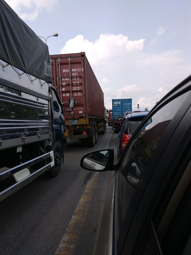 Container hất tung dải phân cách, chắn ngang Quốc lộ 5 cũ - 2
Container đâm tung nhiều mét dài phân cách cứng trên đường