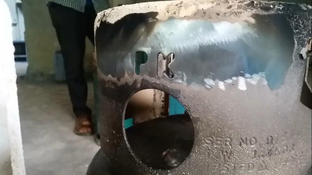 Hoà Bình: Bắt quả tang công ty gas nghi “cắt tai”, “mài vỏ” - 2 Hoà Bình: Bắt quả tang công ty gas nghi “cắt tai”, “mài vỏ” - 2