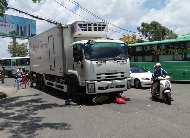 Thai phụ bị xe tải cuốn vào gầm, đẩy đi một đoạn trên đường - 1 Hiện trường vụ tai nạn