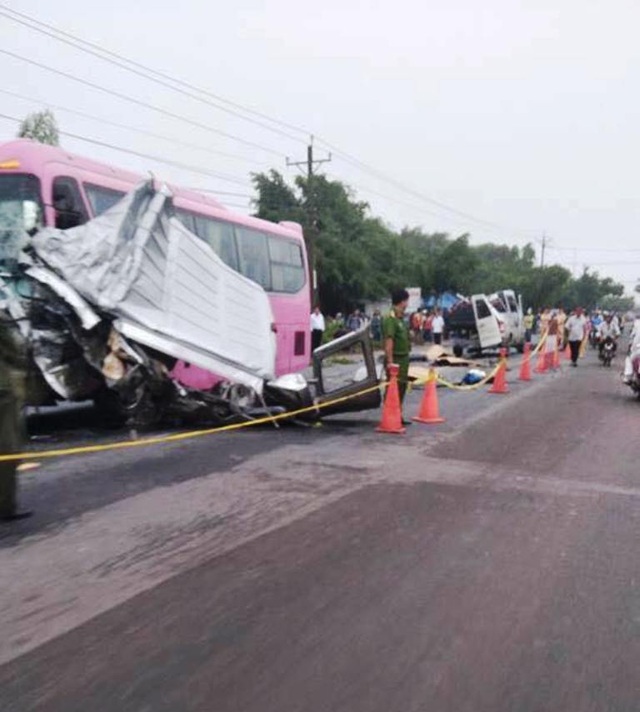 6 người chết, 8 người nhập viện trong vụ tai nạn xe khách - 1 Tai nạn nghiêm trọng giữa hai xe chở khách chạy ngược chiều khiến 6 người chết (ảnh Facebook)