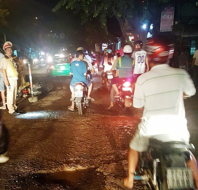 Xe đầu kéo cán chết người trong đêm rồi bỏ chạy - 2
Sau khi gây nạn, lái xe đầu kéo vẫn điều khiển xe chạy khoảng 1 km nữa thì bị người đi đường bắt lại.