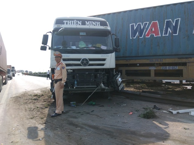 Container hất tung dải phân cách, chắn ngang Quốc lộ 5 cũ - 4 Đầu container đâm va vào xe con gây hư hỏng nặng