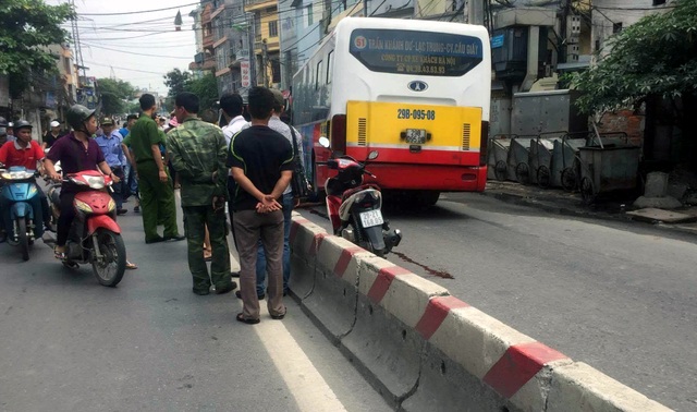 Hà Nội: Người đàn ông ngã ra đường, bị xe buýt cán tử vong - 1 Hiện trường vụ tai nạn. (Ảnh: CTV)