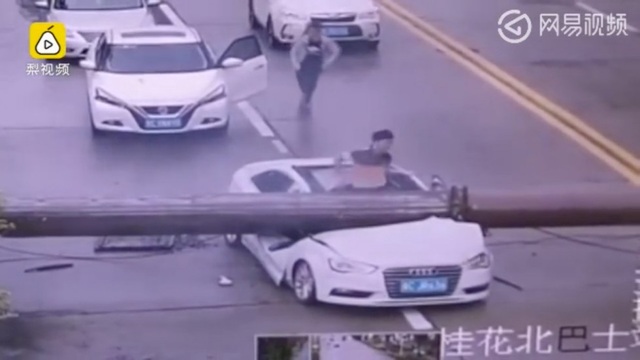 Tài xế Trung Quốc thoát chết trong gang tấc khi siêu xe bị cần cẩu đè bẹp - 1
Tài xế may mắn thoát khỏi chiếc xe bị đè bẹp dúm (Ảnh: SCMP)