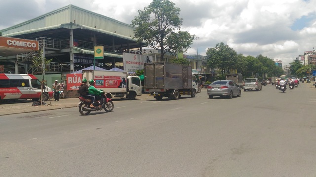 “Cuộc chiến” xe ôm: Suýt đổ máu vì xâm phạm lãnh địa Q "tóc dài" - 4 Một tài xế GrabBike đón khách tại khu vực bến xe miền Đông.