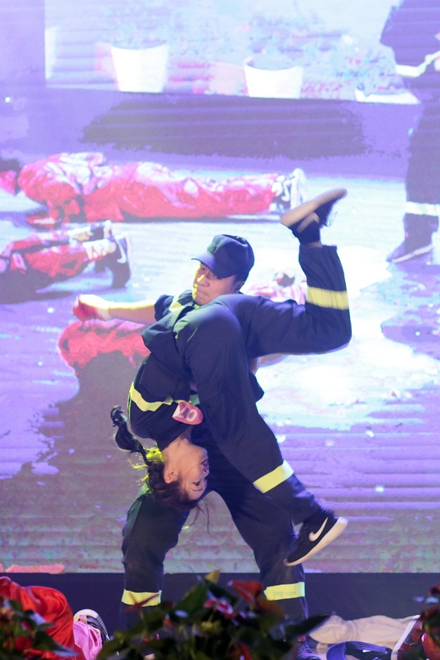 Á khôi ĐH Phòng cháy chữa cháy kể chuyện nghề bằng vũ đạo - 2
Những động tác bê, đỡ, nhào lộn đòi hỏi kĩ thuật cao của Nguyễn Thị Oanh