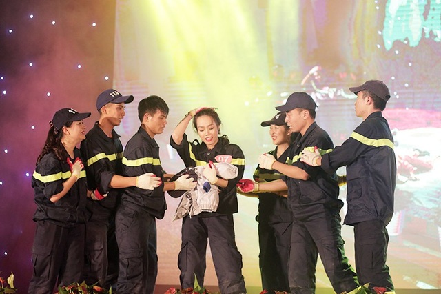 Á khôi ĐH Phòng cháy chữa cháy kể chuyện nghề bằng vũ đạo - 3
Á khôi ĐH Phòng cháy chữa cháy đã dùng ngôn ngữ nhảy múa, kể câu chuyện của những người lính cứu hỏa giành giật sự sống cho những người dân khỏi “giặc lửa”
