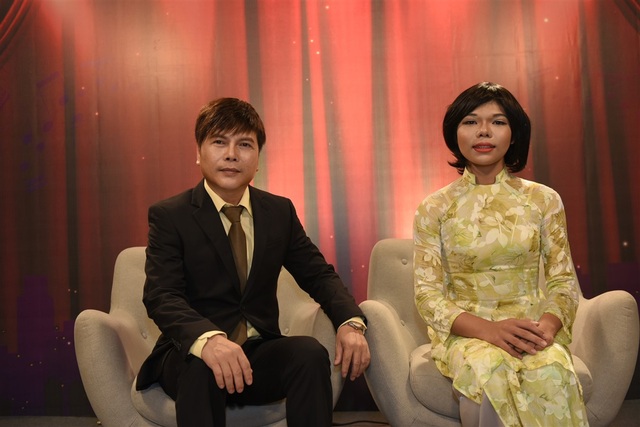 Cẩm Ly bị ông xã “bóc mẽ”… “nhiều chuyện” - 2 Ca sĩ Cẩm Ly nhận xét thần thái trên sân khấu, từ cách quay người, cách vuốt tóc của Tấn Phát đều nhẹ nhàng, kiêu sa như con gái.
