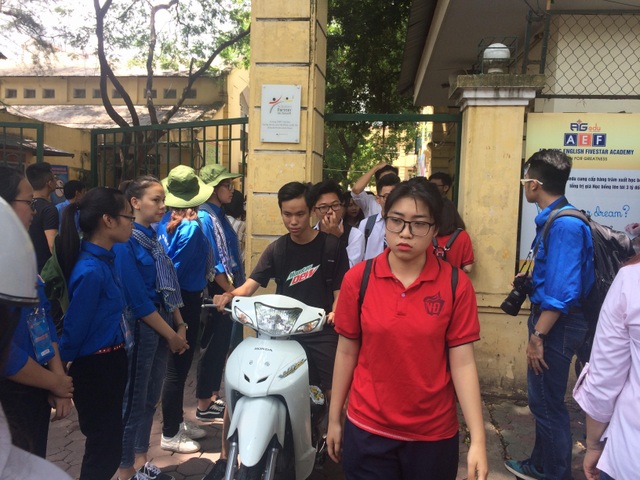 Đề GDCD, Sử và Địa đều dễ, thí sinh phấn khởi kết thúc kỳ thi - 13 Thí sinh Hà Nội tan thi môn GDCD. (Ảnh: Mai Châm)
