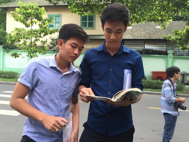 Đề GDCD, Sử và Địa đều dễ, thí sinh phấn khởi kết thúc kỳ thi - 6 Thí sinh sau buổi thi môn Sử tại điểm thi Trường THCS Võ Trường Toản, TPHCM. (Ảnh: Hoài Nam)