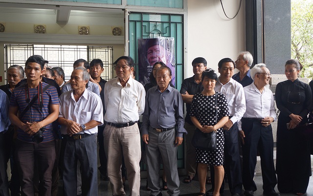 Tiễn biệt nhà thơ Thanh Tùng về nơi chín suối... - 5 Bạn bè và người thân dành một phút tưởng niệm nhà thơ Thanh Tùng