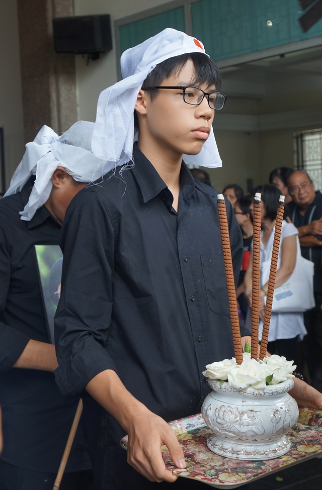 Tiễn biệt nhà thơ Thanh Tùng về nơi chín suối... - 13 Cháu đích tôn của nhà thơ cầm bát nhang của ông nội khi đưa tiễn ông ra đi.