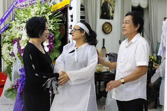 Đông đảo nghệ sĩ nổi tiếng tới viếng NSƯT Thanh Sang - 9 Nghệ sĩ Thanh Tuấn cũng có mặt khá sớm để chia buồn cùng gia quyến nghệ sĩ Thanh Sang.