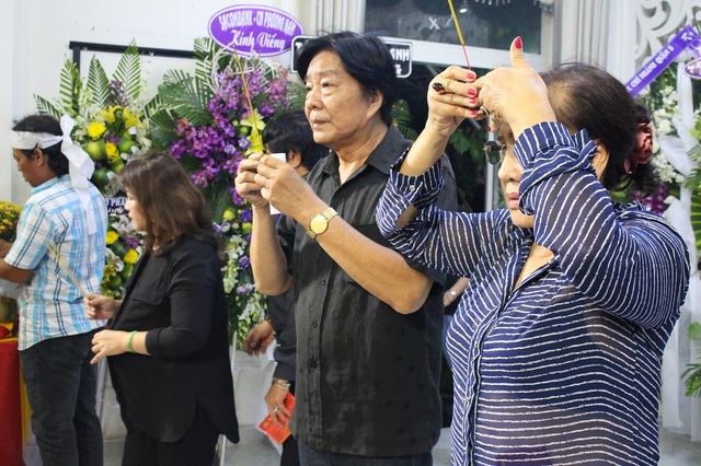 Đông đảo nghệ sĩ nổi tiếng tới viếng NSƯT Thanh Sang - 4 Nghệ sĩ Lệ Thủy và Trọng Hữu cũng đến viếng nhạc sĩ từ rất sớm.