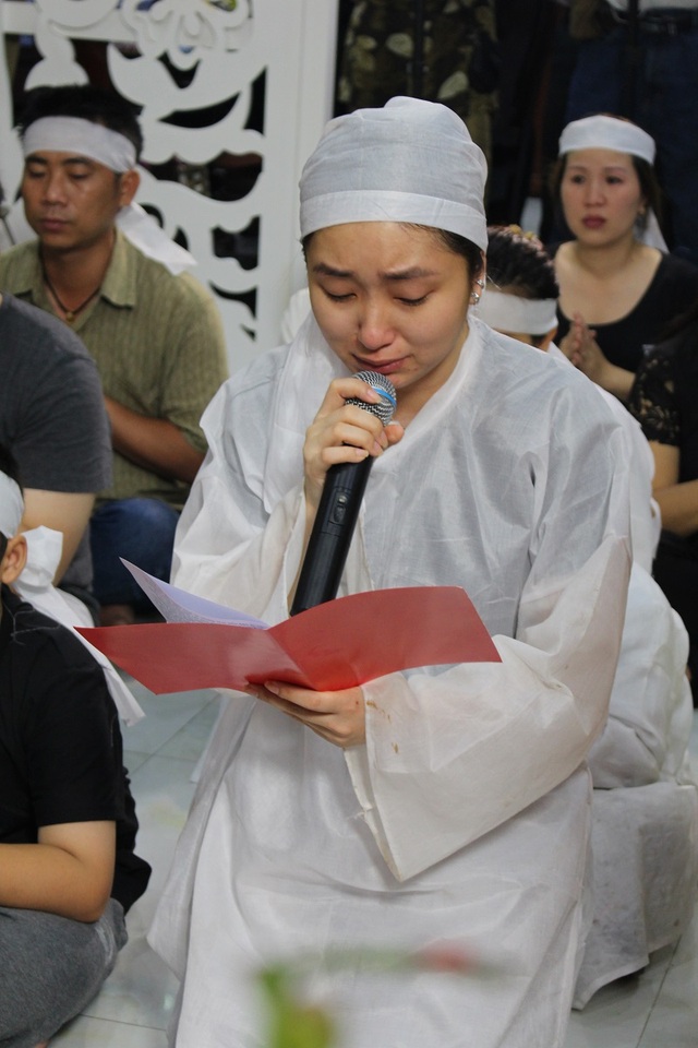 Vợ nghệ sĩ Thanh Sang nguyện làm vợ ông ở kiếp sau - 7 Con gái nghệ sĩ Thanh Sang nghẹn ngào khi đọc lời điếu văn tiễn biệt cha mình. Những người thân có mặt đều không nén được xúc động khi cảm nhận càng rõ ràng hơn về sự ra đi của ông.