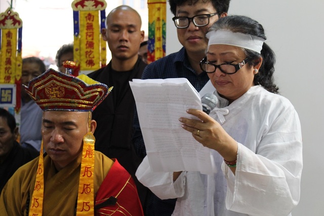 Vợ nghệ sĩ Thanh Sang nguyện làm vợ ông ở kiếp sau - 11 Bà Mỹ Ngọc-vợ cố nghệ sĩ Thanh Sang đại diện gia đình đọc điếu văn cảm tạ những tình cảm mà đồng nghiệp, khán giả đã dành cho chồng bà trong suốt những ngày qua.