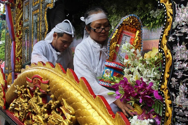 Vợ nghệ sĩ Thanh Sang nguyện làm vợ ông ở kiếp sau - 22 Vợ nghệ sĩ cầm bài vị của chồng, không điều gì diễn tả được mất mát của người vợ 38 năm gắn bó, chăm sóc cho chồng từng miếng ăn giấc ngủ trong phút cuối tiễn đưa này...