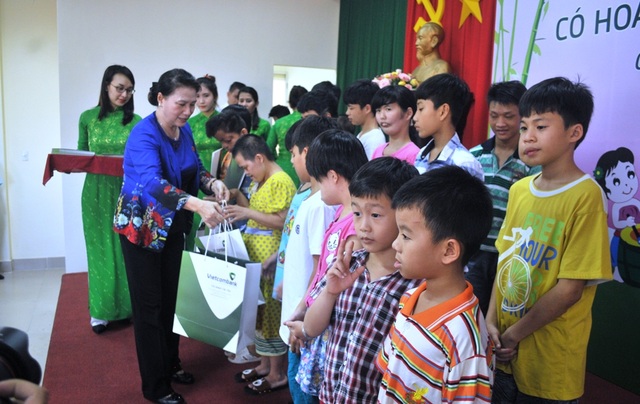 Đằng sau các dự án BOT có đồng chí nào "vỗ vai" không? - 5 Chủ tịch QH trao quà trung thu và học bổng cho các cháu có hoàn cảnh khó khăn
