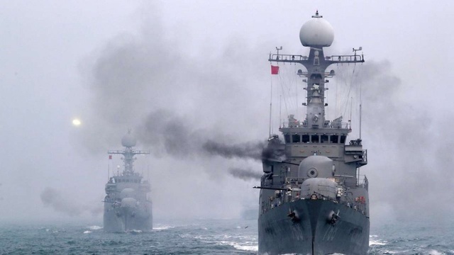 
Tàu chiến Hàn Quốc tập trận bắn đạn thật trên biển hồi tháng 1. (Ảnh: EPA)
