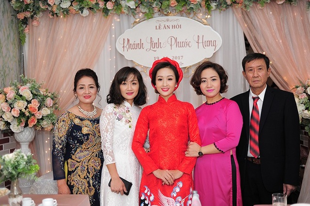 Vợ chưa cưới xinh đẹp của hot boy thể dục Phạm Phước Hưng - 6 Cô dâu Khánh Linh (áo dài màu đỏ) trong lễ ăn hỏi