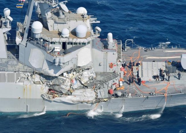 Tàu chiến Mỹ va chạm tàu hàng Philippines, 7 thủy thủ mất tích - 1
Tàu khu trục USS Fitzgerald hư hại nặng sau vụ va chạm. (Ảnh: Reuters)