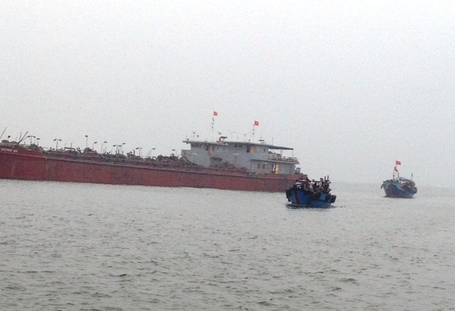 Đưa 10 thuyền viên trên tàu cá gặp nạn vào bờ an toàn - 1 Lực lượng chức năng và tàu của ngư dân vẫn đang triển khai các biện pháp cứu tàu bị nạn. Ảnh do Đồn BP Cửa Việt cung cấp