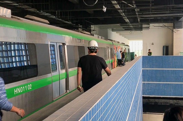 Tàu Cát Linh - Hà Đông bị vẽ trộm: Có dấu hiệu phá hoại tài sản? - 3
Lực lượng công an, Ban Quản lý dự án và Tổng thầu kiểm tra hiện trường ngày 26/12 (ảnh: Toàn Vũ)