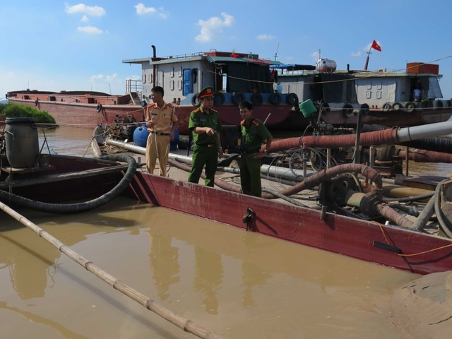 Bắt giữ 2 tàu hút cát trái phép trong đêm, trên sông Thái Bình - 1 Hai tầu hút cát trái phép trên Sông Thái Bình bị Công an huyện Gia Bình bắt giữ.