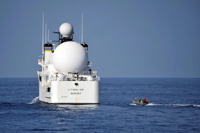 Tàu Iran áp sát tàu Hải quân Mỹ tại eo Hormuz - 1 Tàu USNS Invincible của Hải quân Mỹ di chuyển trên biển Ả rập năm 2012 (Ảnh: Reuters)
