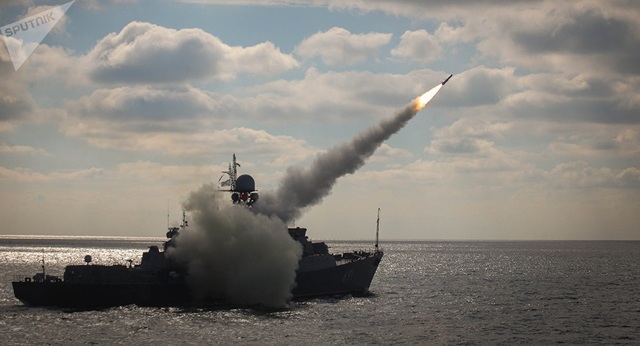 Tàu chiến thuộc hạm đội Caspian, Nga triển khai hỏa lực ấn tượng. (Ảnh: Sputnik)