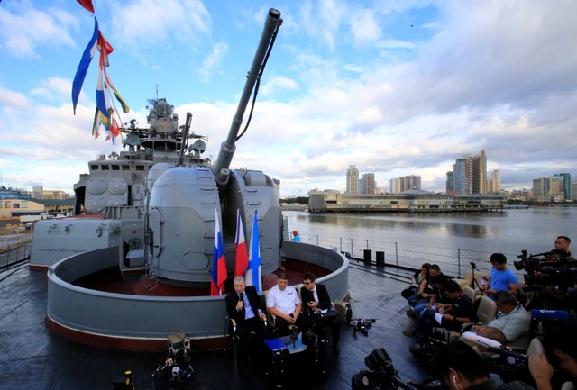 Nga tuyên bố sẵn sàng cung cấp vũ khí cho Philippines - 1
Đại sứ Nga tại Philippines Igor Khovaev (trái) và Đô đốc Hải quân Nga Eduard Mikhailov (giữa) gặp gỡ báo chí trên tàu săn ngầm Đô đốc Tributs trong chuyến thăm Philippines (Ảnh: Reuters)