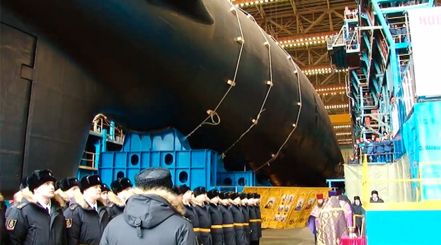 Nga hạ thủy tàu ngầm tấn công hạt nhân hiện đại nhất - 5
Nga có kế hoạch đóng tổng cộng 7 tàu ngầm tấn công hạt nhân trong dự án Yasen-M đến năm 2023. Tàu ngầm đầu tiên thuộc lớp này, Severodvinsk, đã được bàn giao cho Hải quân vào năm 2014. Bốn tàu khác - Novosibirsk, Krasnoyarsk, Arkhangelsk và Perm - đang được đóng, trong khi tàu cuối cùng trong lớp Yasen-M này, Ulyanovsk, sẽ được khởi cộng vào mùa hè năm nay. (Ảnh: Ruptly)