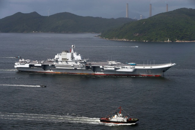 Tàu sân bay Liêu Ninh lần đầu tới Hong Kong - 1
Ngày 7/7, tàu sân bay Liêu Ninh đã cập bến Hong Kong và mở cửa tham quan cho khoảng 2.000 người vào 2 ngày 8-9/7. Tất cả các thiết bị ghi hình đều bị cấm mang lên tàu. (Ảnh: Reuters)