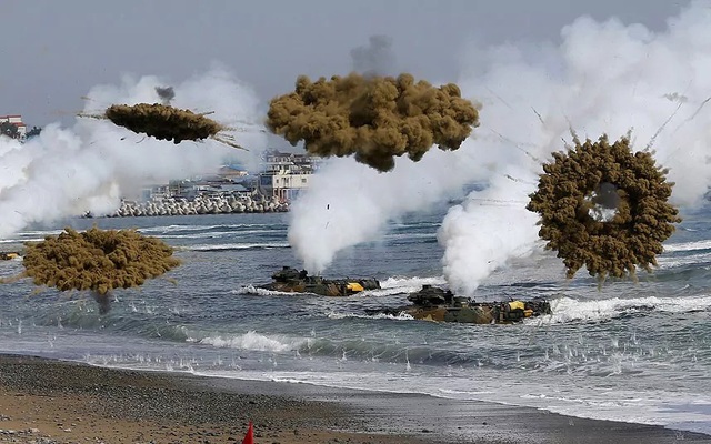 Các tàu đổ bộ tấn công của Thủy quân lục chiến Hàn Quốc bắn bom khói khi chuẩn bị lên bờ tác chiến trong một hoạt động tấn công giả định tại cuộc diễn tập chung với Mỹ (Ảnh: Reuters)