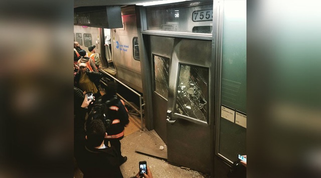 Mỹ: Tàu hỏa trật đường ray ở New York, hơn 100 người bị thương - 1
Ảnh hiện trường vụ tai nạn tại ga Atlantic, New York vào sáng nay, 4/1 (Ảnh: Twitter)