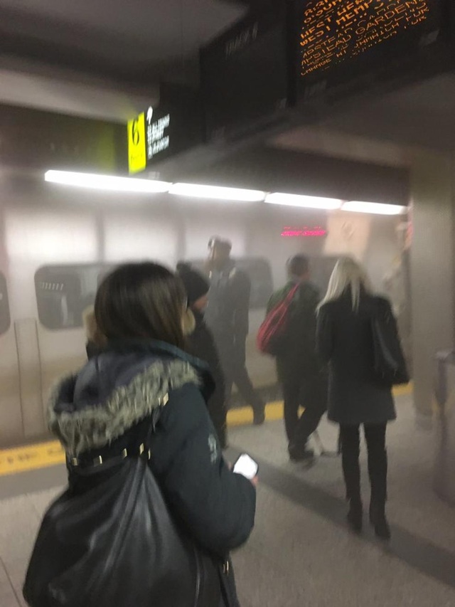 Mỹ: Tàu hỏa trật đường ray ở New York, hơn 100 người bị thương - 6
Một bức ảnh cho thấy dường như có khói bên trong nhà ga (Ảnh: Nbcnewyork)