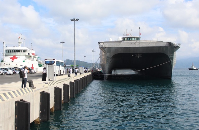 Khám phá chiến hạm vận tải siêu tốc Mỹ đang ở cảng Cam Ranh - 10 Chương trình Đối tác Thái Bình Dương 2017 tại Khánh Hòa diễn ra trong 10 ngày, nhằm thúc đẩy hợp tác trong lĩnh vực hỗ trợ nhân đạo, cứu trợ thảm họa...