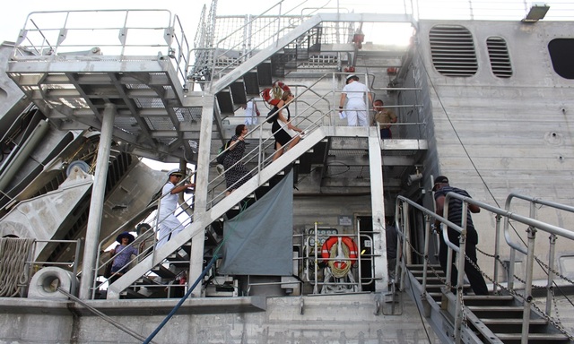 Cầu thang dẫn khách lên tham quan chiến hạm USNS Fall River