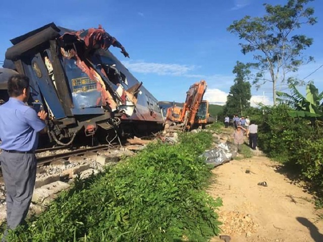 Căng mình giữa nắng nóng khắc phục sự cố lật tàu SE3 - 2 Toa hàng ăn bị hư hỏng nặng