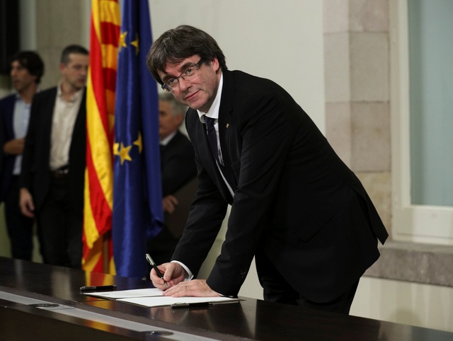 Tây Ban Nha bác bản tuyên bố độc lập của Catalonia - 1 Thủ hiến Catalonia Carles Puigdemont ký vào văn kiện tuyên bố độc lập hôm 10/10 (Ảnh: Reuters)