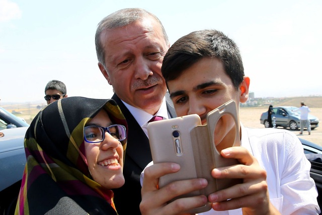 Ảnh "tự sướng" của các nguyên thủ thế giới - 17
Tổng thống Thổ Nhĩ Kỳ Recep Tayyip Erdogan và các bạn trẻ trong một chuyến thăm hồi tháng 7/2016. (Ảnh: AP)
