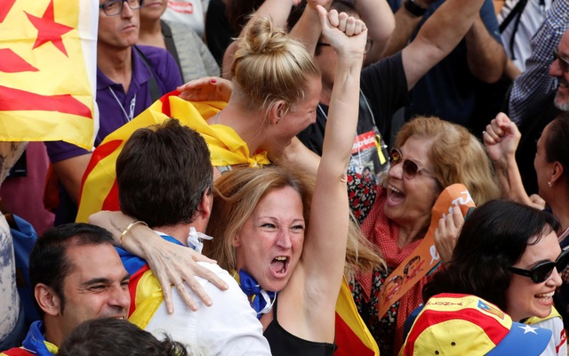 
Người dân ở Barcelona ăn mừng sau kết quả bỏ phiếu tuyên bố độc lập ở nghị viện. (Ảnh: Telegraph)
