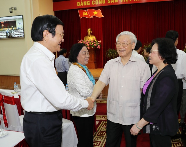 
Tổng Bí thư Nguyễn Phú Trọng với các đồng chí lãnh đạo và nguyên lãnh đạo Đảng, Nhà nước. Ảnh : Trí Dũng – TTXVN
